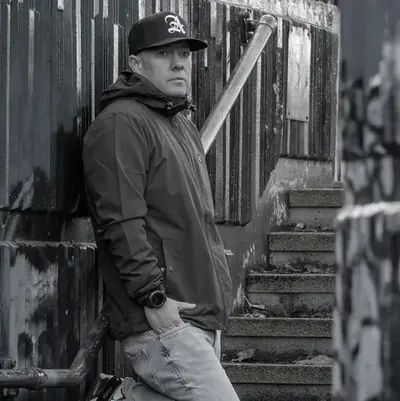 AKAS, press shot