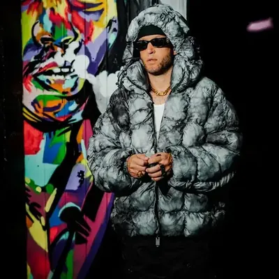 B Live, press shot