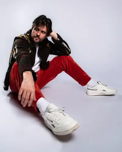 Mozey, press shot