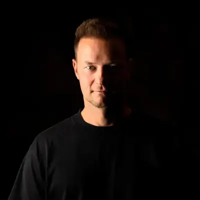 Yves V, press shot